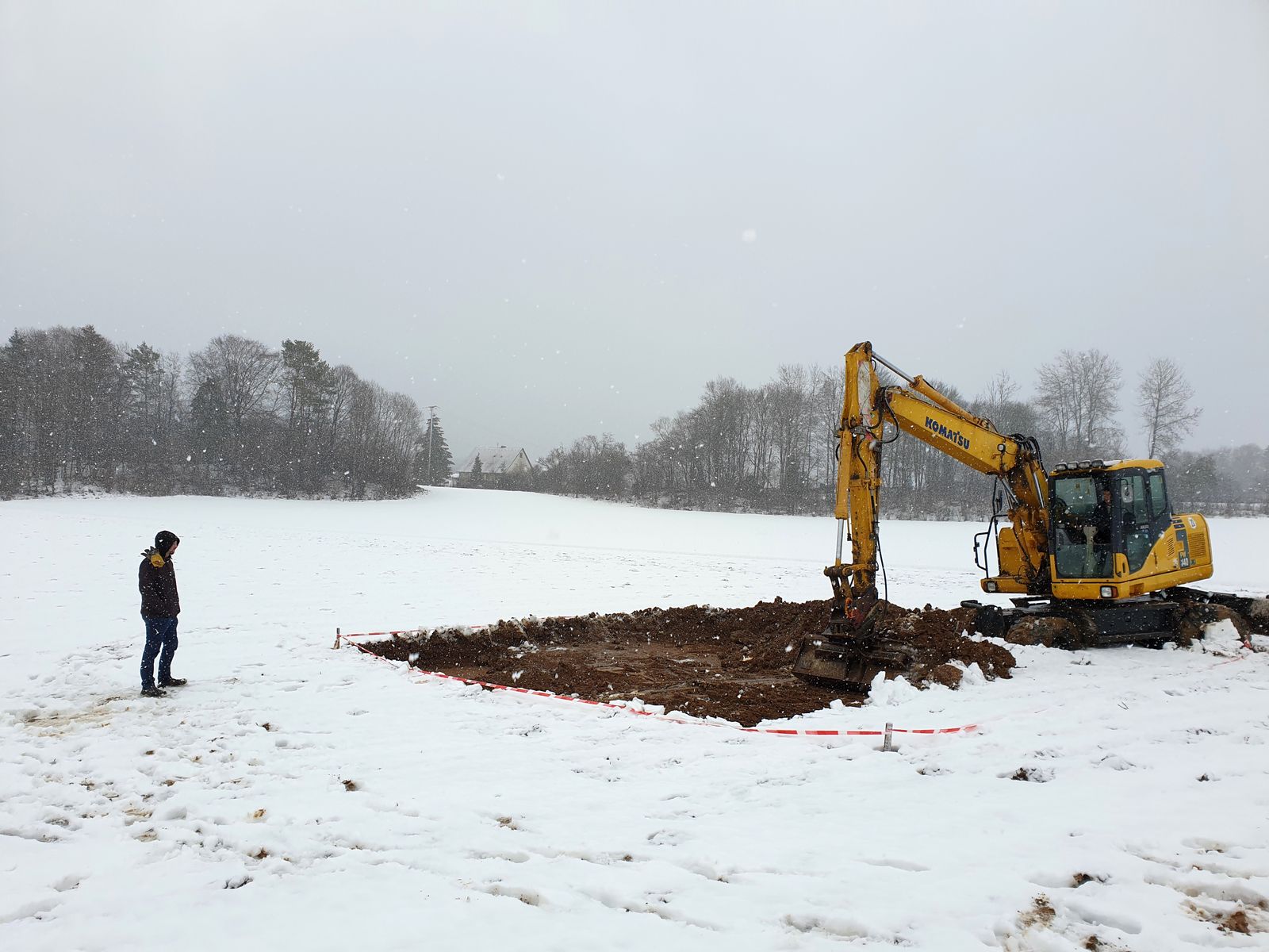 Grabungsleiter M. Rodens überwacht die Freilegung des im letzten Sommer konservierten Hügels 4.