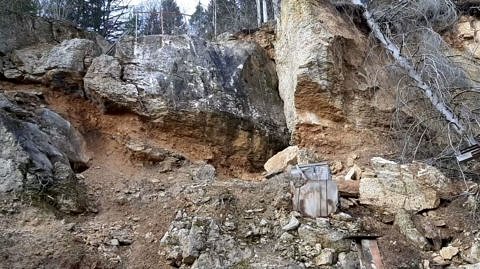 Die Höhlenruine von Hunas - über Jahre hinweg Schauplatz von Ausgrabungen.