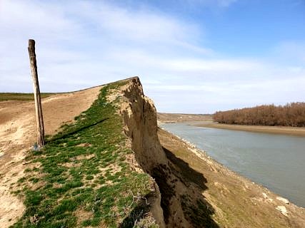Am Ende der EU: Der Fundplatz Mitoc "Pârâul lui Istrate" reicht bis an den Prut heran. Auf der anderen Flussseite: Die Republik Moldau.