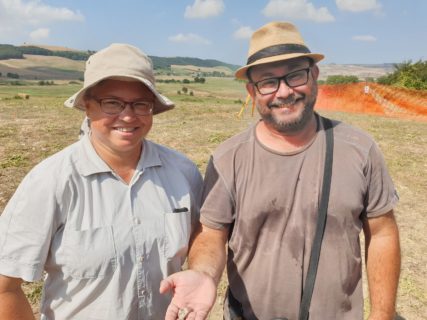 Prof. Dr. D. Mischka und PD Dr. M. Trefny sind glücklich - Etruskische Keramik aus dem 7.-6. Jh. v. Chr!.