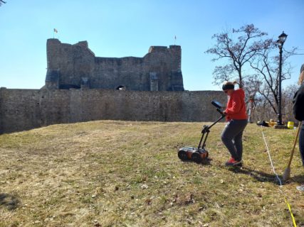 Cetatea Neamţ: Im Schatten der Burg sucht F. Wanka MA mit dem GPR nach dem vermuteten Friedhof.