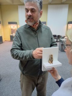 Der Museumsdirektor und unser langjähriger Kooperationspartner Dr. C. Preoteasa übergibt F. Wanka MA den „Denker von Târpeşti“ zum 3D-Scan.