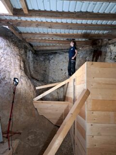 Dieser Raum war mal voller Sediment! A. Dittes BA auf der Einhausung des Zeugenblocks, des letzten Relikt der Höhlenfüllung.